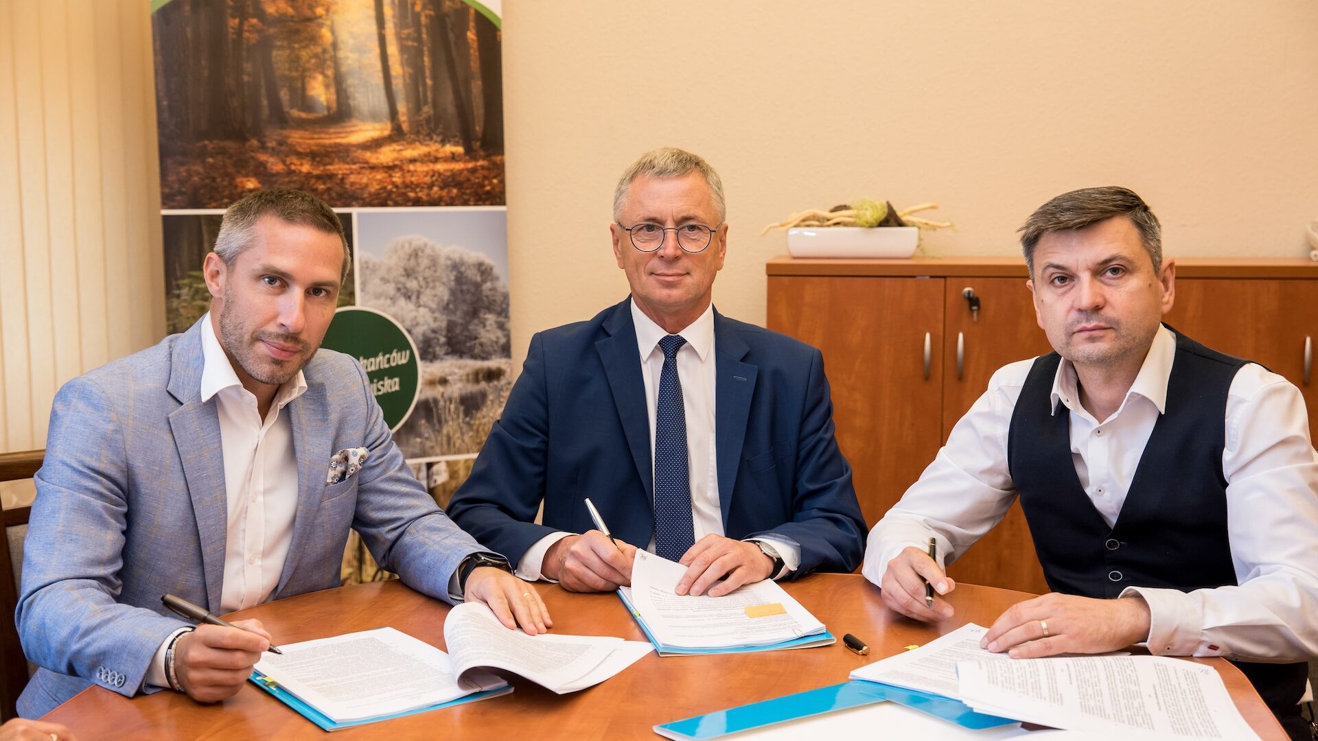 Od lewej : Sygnatariusze Umowy : Marcin Wojtkowiak -Członek Zarządu (Wójt Czerwonaka), Marian Szkudlarek - Przewodniczący Zarządu Związku (Burmistrz Swarzędza) , Sławomir Raniszewski – Prezes Zarządu WUPRINŻ SA– Generalnego Wykonawcy inwestycji.